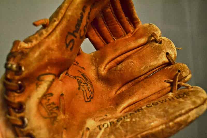 Do MLB players use the same glove the entire season?